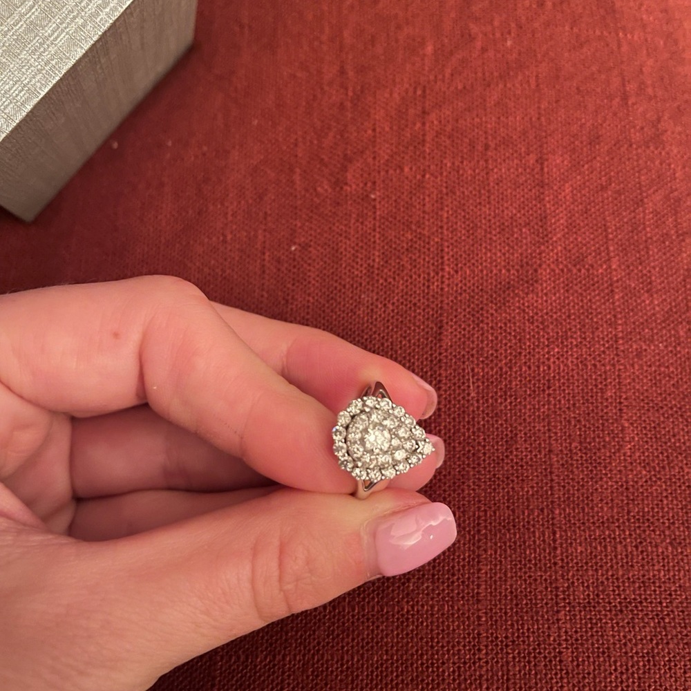 Engagement ring - Picture 2 of 2